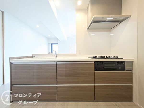 家族との会話も弾みそうな、温かみのあるおしゃれなキッチンですね！広々としたシンクや使い勝手の良いコンロなど、こだわりが詰まった空間なら得意料理のレパートリーも自然と増えそうですね！