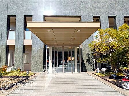 重厚感あふれるキャノピーが印象的なエントランスは、住まう方を優しく迎え入れる品格を備えています。細部までこだわり抜かれた上質な設えが、私邸へと続くアプローチをより一層ドラマチックに演出します