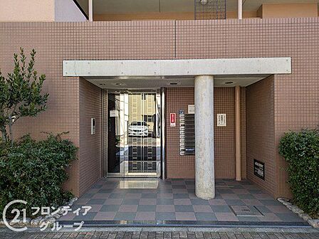 エントランスは、住む人や訪れる人を優雅な空間へと導きます。細部にまでこだわった意匠が施されており、日々の暮らしに心地よい安らぎをもたらす、品格に満ちたアプローチです