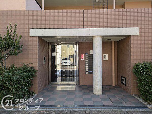 エントランスは、住む人や訪れる人を優雅な空間へと導きます。細部にまでこだわった意匠が施されており、日々の暮らしに心地よい安らぎをもたらす、品格に満ちたアプローチです