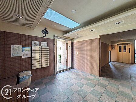 光が柔らかく差し込むロビーは、洗練された調度品が配された落ち着きのある空間です。待ち合わせや住人同士のちょっとした交流の場としても、ゆとりある贅沢なひとときを心ゆくまで満喫できます