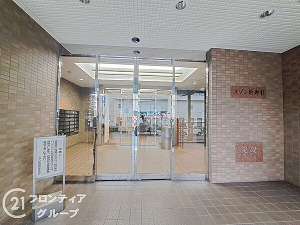 重厚感あふれるエントランスは住まう方を優雅に迎え入れるプライベートな空間です。細部にまでこだわった意匠が施されており、一歩足を踏み入れるだけで都会の喧騒を忘れさせてくれる静寂が広がります