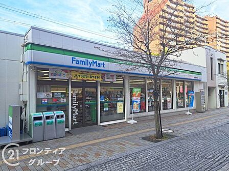 ファミリーマート阪急御影駅前店 徒歩4分。 290m