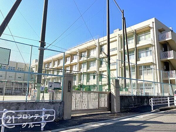 神戸市立烏帽子中学校 徒歩9分。 690m