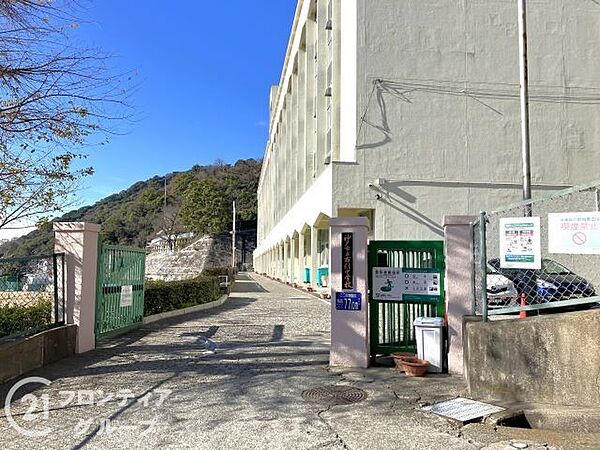 神戸市立布引中学校 徒歩34分。 2650m