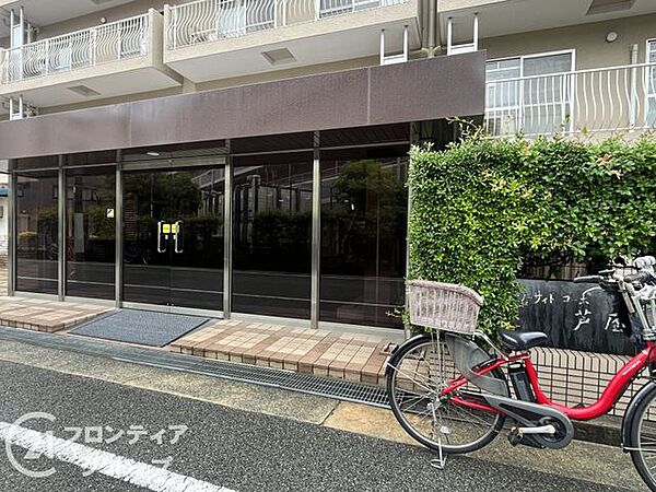 住まう方やゲストを最初にお迎えする大切な空間です。細部までこだわり抜いた設えが、プライベートな時間へと優雅に誘う、邸宅としての風格を感じさせる場所となります