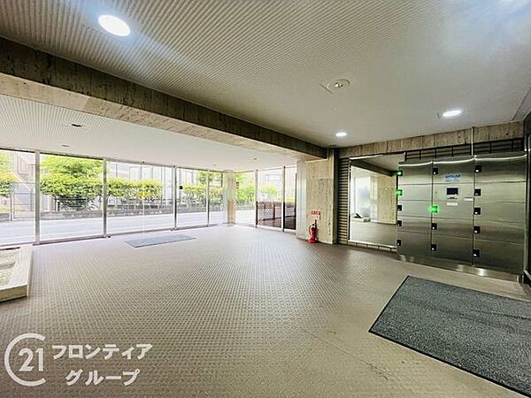 柔らかな光に包まれた、落ち着きのある開放的なロビーですね！大切なお客様との待ち合わせや、ちょっとしたリフレッシュの時間も、贅沢なひとときへと変えてくれる場所です