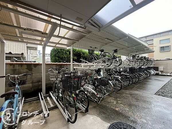 大切な自転車を雨風から守る屋根付きの駐輪スペースです。整理整頓された2段式のラックを採用しており、スムーズな出し入れをサポートする機能的な設計となっております。日々の移動を支える快適な共用部です