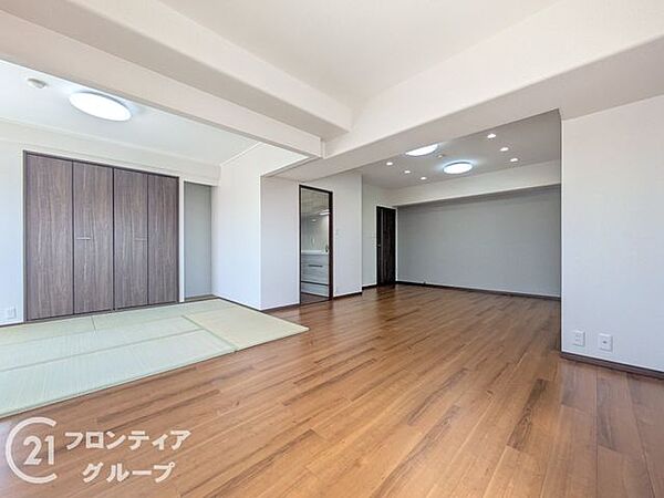 リビングは、家族や友人との時間を楽しむのに最適な広さです。快適な居住空間を提供します。