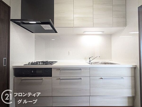 3口コンロ付きのキッチンは、調理の効率が良く、同時に多くの料理を作れる便利で機能的な空間です