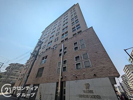 都会の空に映える重厚感あふれる外観デザインですね。洗練された佇まいが、住まう人の誇りを満たしてくれます。毎日の帰宅が楽しみになるような、圧倒的な存在感を放つレジデンスです