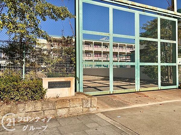 神戸市立六甲アイランド小学校 徒歩4分。 310m