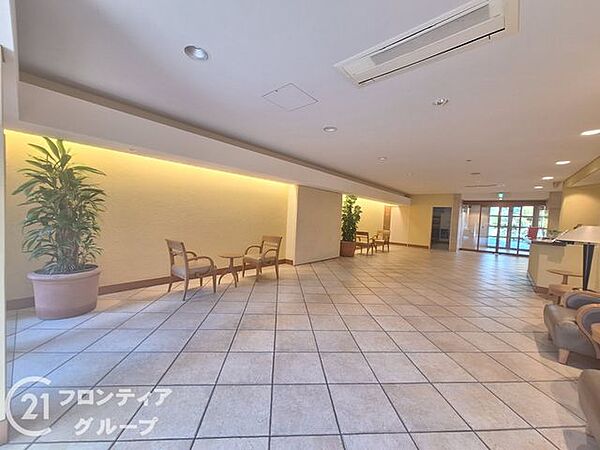 ホテルのラウンジを思わせる贅沢な空間で、ゆったりと寛ぎのひとときを過ごせそうですね！柔らかな照明に包まれた静かな場所は、大切なお客様を自信を持ってお迎えできます
