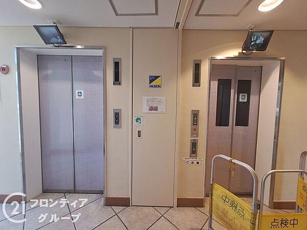 セキュリティに配慮された明るいエレベーターホールなどは、家族みんなが安心して過ごせる大切なポイントですね！細やかな配慮が施された空間設計に、高い利便性を感じます