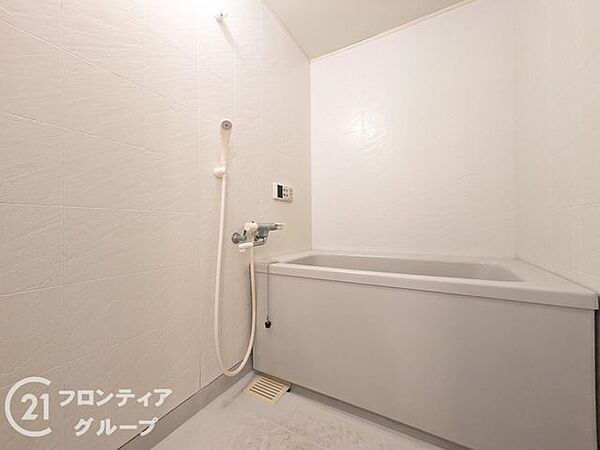 ゆったりサイズのシャワー付きバスルームです。