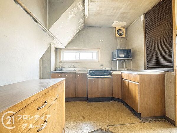使い勝手の良さを追求した広々としたワークトップ！リフォームを検討されている方にもおすすめの自由度の高いレイアウト！素材の良さが活きる、経年変化も楽しみな味わい深いキッチン！