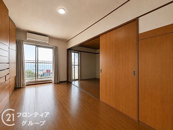陽光がたっぷりと降り注ぐリビングは、隣のお部屋を開放することでさらに広々とした空間になります。美しい眺望を眺めながら、洗練された日常を謳歌できる贅沢な住まいです
