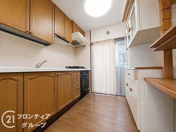 木目調のパネルが落ち着きを演出するキッチンは収納力も充実しています。駅直結の利便性を享受しながらも、家の中では静かに料理を楽しむ上質な時間を過ごせる設計です