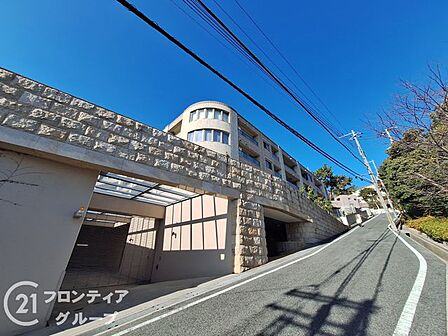 洗練されたデザインが目を引く外観は住まう方のステータスを象徴します。青空に映える美しいフォルムと落ち着いた邸宅街の雰囲気が見事に調和し、毎日帰るのが楽しみになるような誇り高き佇まいですね