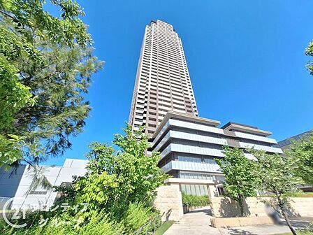 澄み渡る青空に映える洗練されたタワーデザインが街のランドマークとして存在感を放ちます。日々の帰宅が誇らしくなるような、美しさと品格を兼ね備えた佇まいが住まう方の毎日を華やかに彩ります