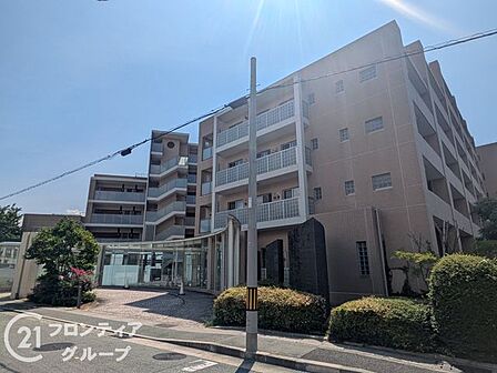 青空に映える洗練された佇まいが日々の暮らしに誇りを与えてくれます。落ち着いた色調のデザインは周囲の街並みとも調和し、住まう方のセンスの良さをさりげなく物語る上質な住まいです
