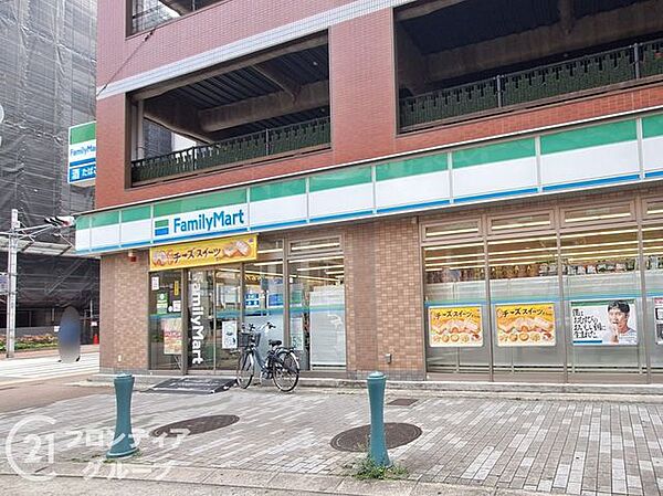 ファミリーマート みなと元町駅前店 徒歩2分。 130m