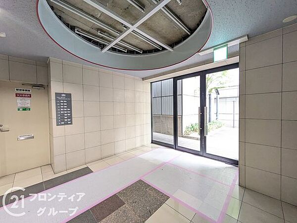 開放感あふれるロビーは、洗練されたインテリアと柔らかな光が調和する安らぎの空間です。上質な素材を用いた贅沢な造りが、訪れるゲストを優雅にもてなし、住まう方の感性を刺激します