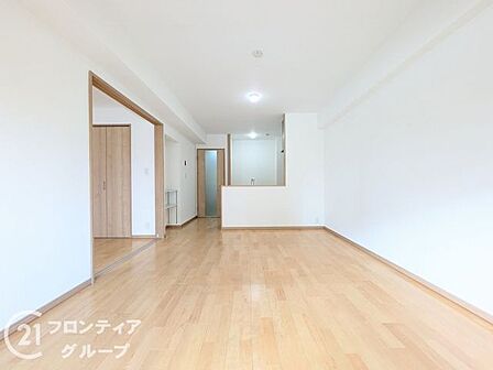 広々としたリビングなら家族みんなが自然と集まって、穏やかな会話が弾む幸せな毎日が想像できますね!コンシェルジュサービスを活用して効率的な暮らしを送ることで、ここで過ごす自由な時間がさらに増えそうですね