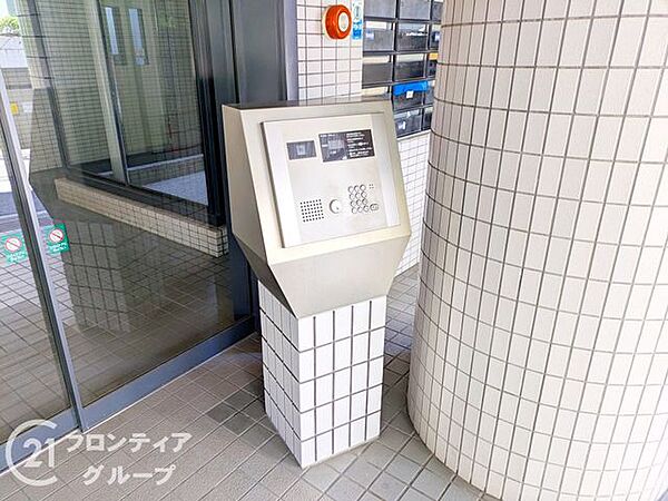 明るい光が広がるロビーは、モダンな雰囲気で心が落ち着く素敵な空間ですね！隅々まで清掃が行き届いた綺麗な共用部が、日々の暮らしに心地よいリズムと豊かさを添えてくれますね！