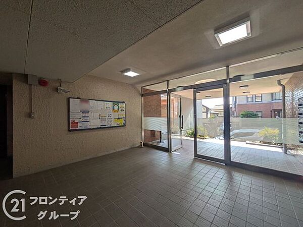 落ち着いた色調で統一されたモダンで洗練されたロビー空間が広がっています！ゆったりと寛げる静かな雰囲気が日々の暮らしに心地よさを添えてくれますね！