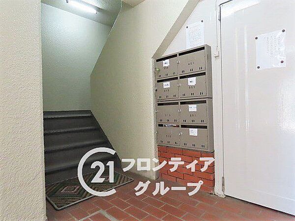 壁面に整然と並んだ集合ポストと落ち着いた色調の壁面が調和する機能的なロビー。清潔感が隅々まで行き届いたコンパクトで使い勝手の良い空間が、毎日のスムーズな暮らしを支えます