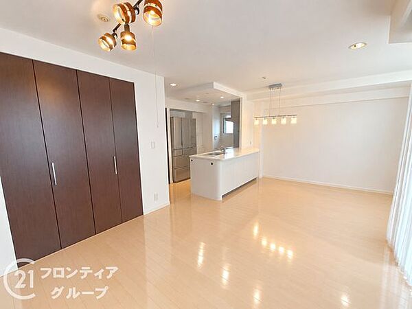 大きな開口部から明るい光がたっぷりと差し込む開放感あふれるリビングルームですね！家族みんなが自然と集まり心地よい時間を過ごせる穏やかな空間が広がっています