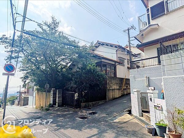 細部まで丁寧に手入れが行き届いた味わい深い外観デザインです！豊かな緑や周辺環境にしっとりと馴染む佇まいが住まう方のセンスの良さと丁寧な暮らしぶりを物語ります