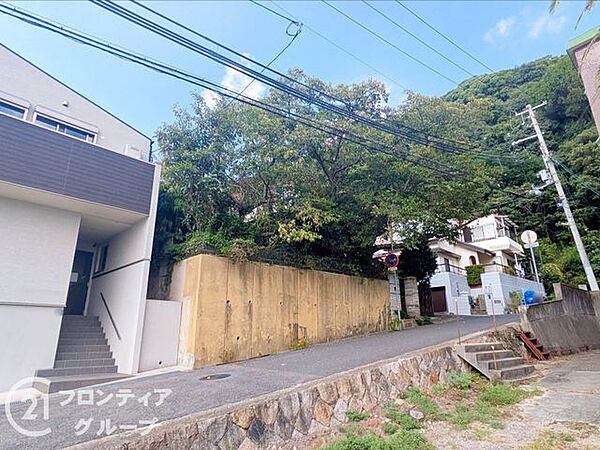 静かで落ち着いた雰囲気に包まれた開放的な前面道路です！周辺の美しい景観とも調和しており住まう方の毎日の往来を穏やかで心安らぐ時間に変えてくれます