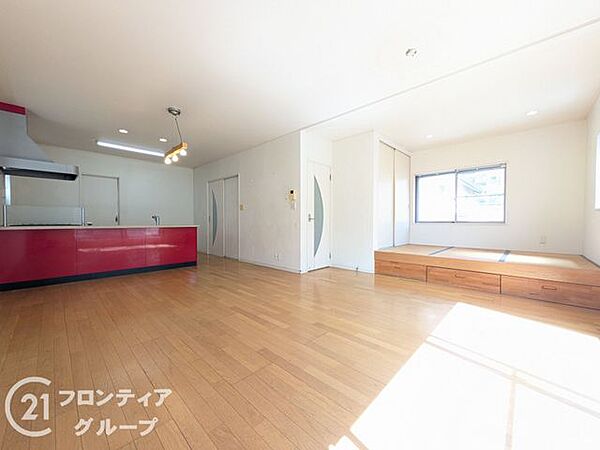 明るい木目のフローリングが心地よさを引き立てる広々としたリビング空間です！大きな窓からあたたかな自然光がたっぷりと差し込み、家族みんなが自然と集まる穏やかな雰囲気に満ちています