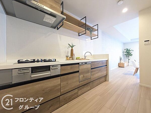 3口コンロ付きのキッチンは、調理の効率が良く、同時に多くの料理を作れる便利で機能的な空間です