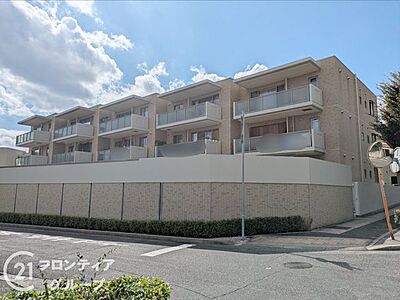 外観:シンプルで洗練されたマンション外観は、住む人のセンスを引き立て、落ち着いた雰囲気を提供します。都会的なデザインが魅力で、住む人に誇りを与える空間です 外観:シンプルで洗練されたマンション外観は、住む人のセンスを引き立て、落ち着いた雰囲気を提供します。都会的なデザインが魅力で、住む人に誇りを与える空間です