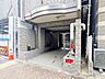 エントランス：奥へとまっすぐ伸びるアプローチがプライベート空間への心地よい導入を演出しますね！外部からの視線を程よく遮る落ち着いた設計で、帰宅のたびに安心感とやすらぎに包まれます