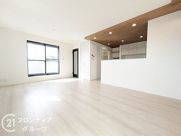 リビングは、家族や友人との時間を楽しむのに最適な広さです。快適な居住空間を提供します。