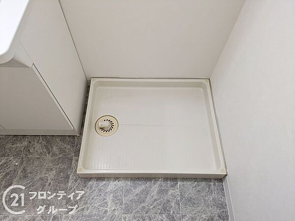 家族のライフスタイルに寄り添う広々設計の洗面台は家事効率のよい配置です。毎日使う場所だからこそ、清潔感と実用性にこだわった空間が嬉しいですね。収納スペースも充実しており、さらに使いやすさが向上します。