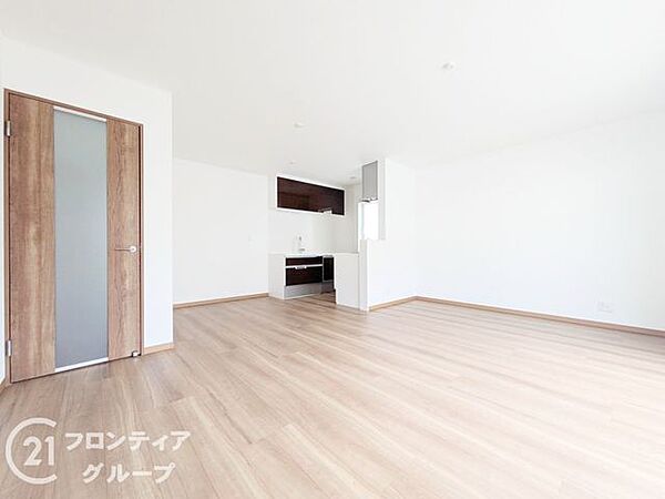 オープンな空間が、広々とした印象を与えます。家族団らんの時間をゆったりと過ごせます！