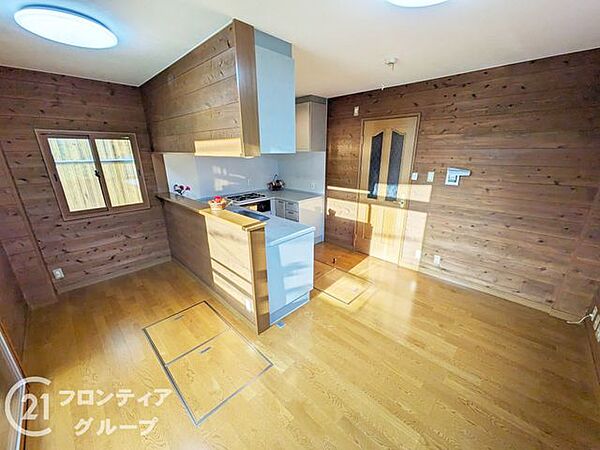リビングは、落ち着いた色合いのフローリングが特徴です。家族の時間を大切にする理想的な空間です。