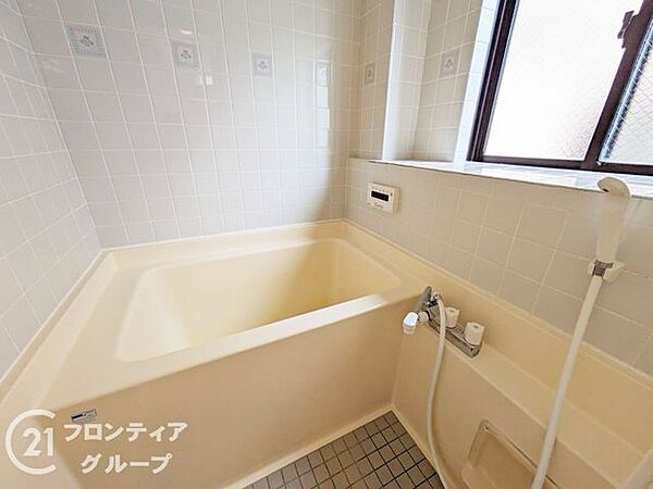 落ち着いた色合いは、心を穏やかにし、リラックスタイムをより豊かにする素敵な選択です。窓があるのでこまめに換気ができ、清潔感あふれるバスルームで快適な時間をお過ごしください。