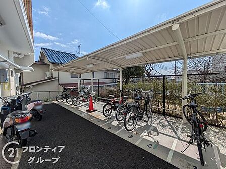 マンション内に完備された駐輪場は、住民の便利さを考慮した設計。自転車を安全に保管できるスペースが確保され、日々の移動をサポートします。清潔で整然とした環境が整い、安心して快適に利用できます。