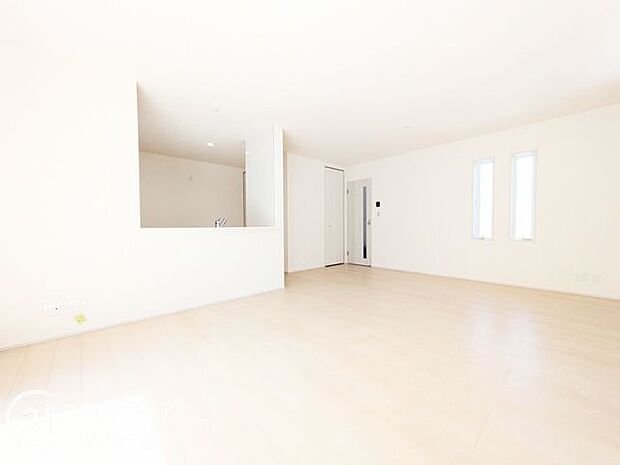 リビングのフローリング材には、木目や色調など木材特有の風合いがあり、ナチュラルな美しさで、日々の生活に温もりを与えてくれます。