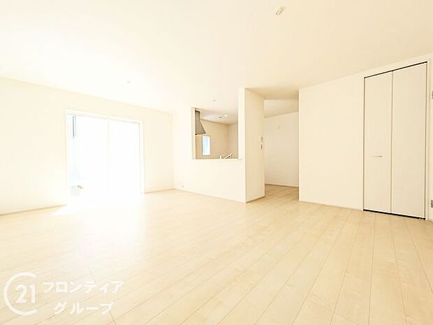 LDKには大きな窓からたくさんの光が入り、明るく、開放的な空間を演出してくれます。お友達が遊びに来た時も自慢のリビングになりますね!