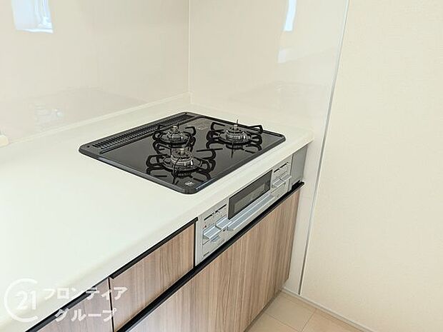 お手入れしやすい3口コンロ!お料理が楽しくなりそうですね