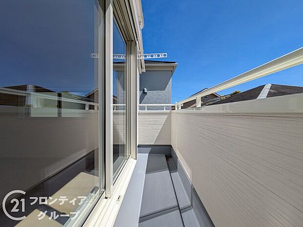 日当たりの良いバルコニーは、お洗濯が多いときも安心!たくさん干してもカラっと乾きそうです!