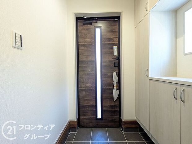 玄関は防犯性の優れたダブルロックドアです!