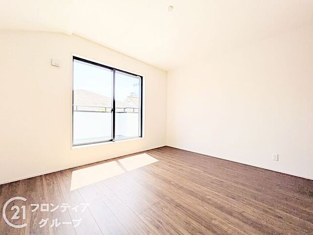 室内はシンプルな仕様となっており、それぞれの好みに合わせたインテリアで、趣味に合わせてレイアウトしやすくなっております。